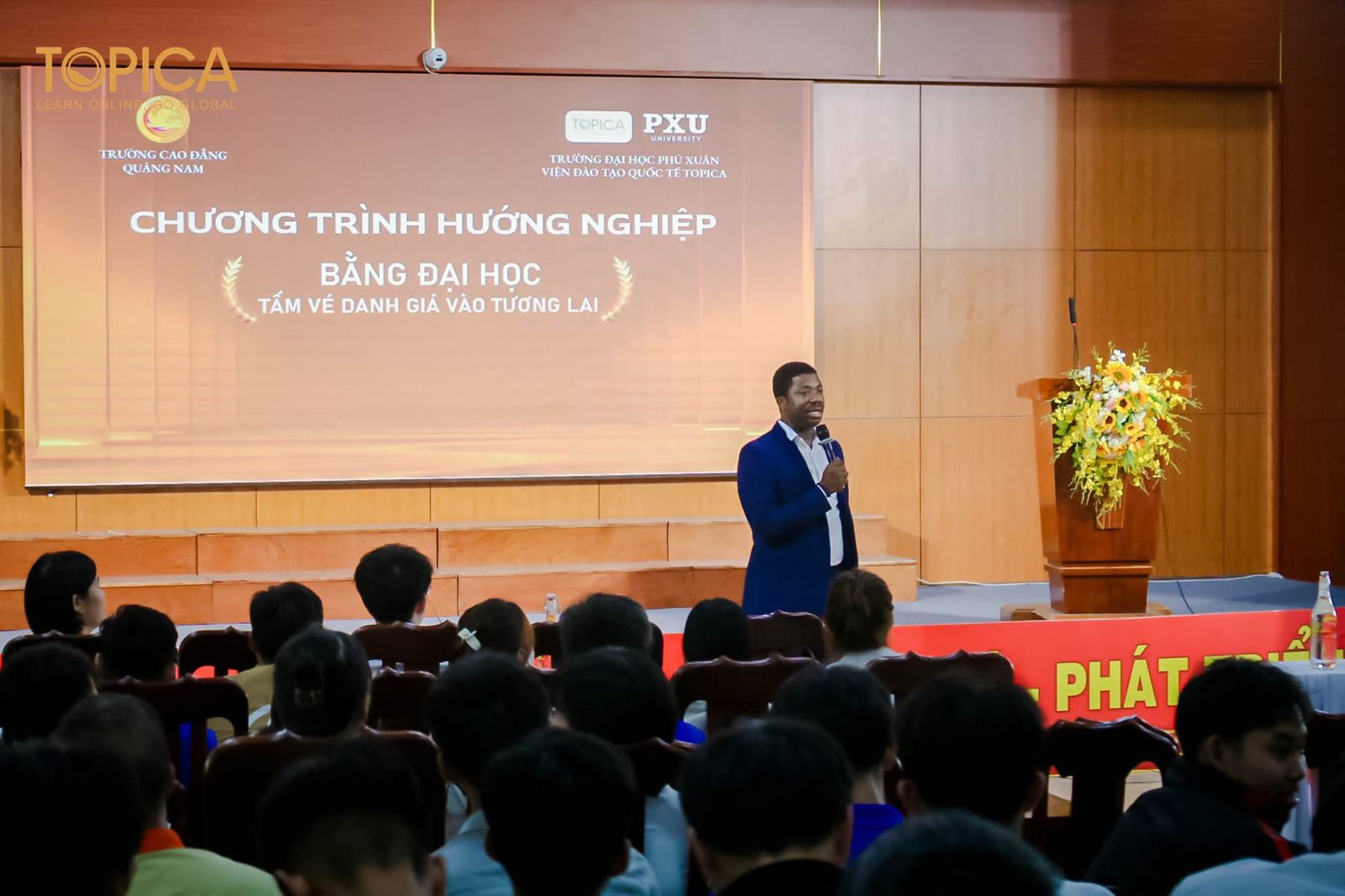 Dr. David Asare with students in Da Nang - Image 5